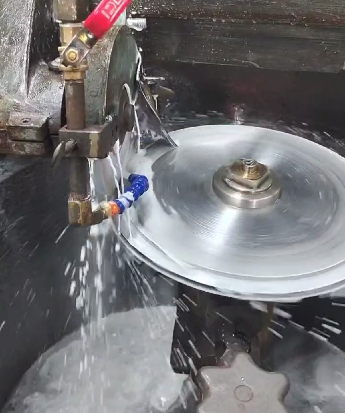 Grinder blade sharpening with coolant water